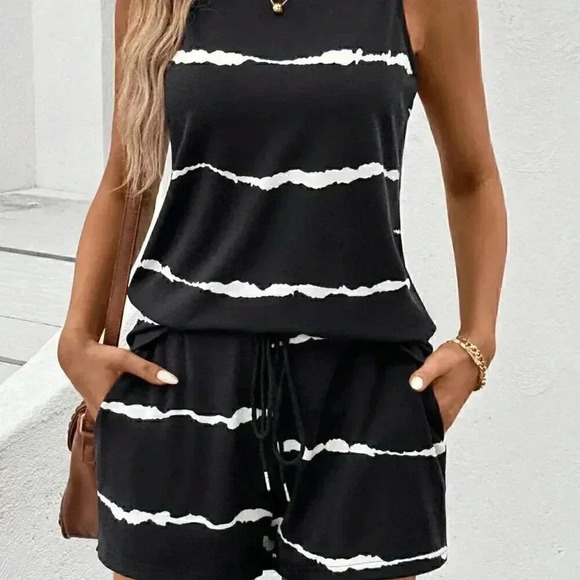 Black and White Casual Women's Printed Sleeveless Top And Shorts Set - Picture 4 of 5